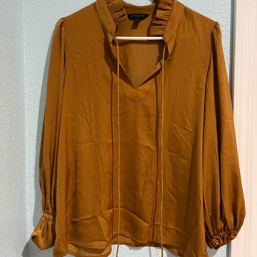 Women’s M size banana republic blouse new